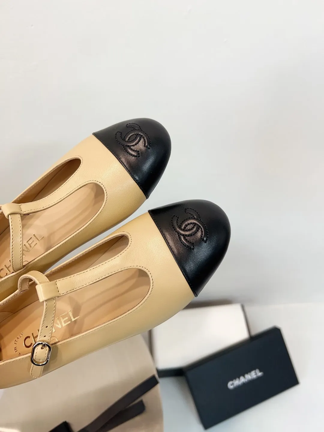 👟👟Ex-factory price 520👟👟 CHANEL Chanel classic three-color T-strap flat ballet shoes, Mary Jane shoes, Grandma Xiang’s consistent elegant ladylike temperament, full of high-end sense! It’s very nice on the feet~Whether it’s worn barefoot or paired with skirts or trousers, it’s very versatile! Incomparably beautiful! It’s so special. I’m very impressed with the details. (The version bought at the counter is developed and made according to the authentic 1:1 version. The details are perfect and more refined and durable. The upper foot is very pedicure-type. The key point is that it is very good and easy to control. ▪Fabric: Original custom-made mixed sheep. ▪Inner lining: imported sheepskin. ▪Outsole: Italian leather outsole. ▪Size: 35-39 (40, 41, 42 are custom-made and cannot be returned)